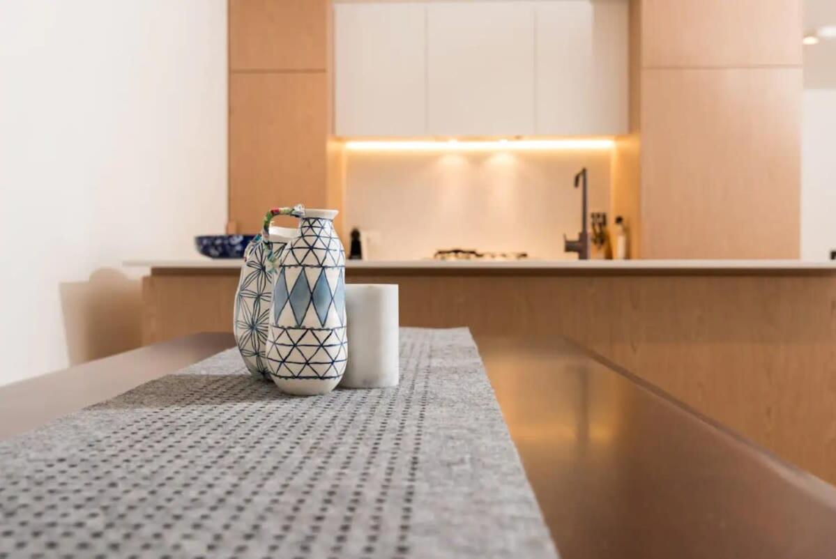 Modern In Flawless Fitzroy+carpark Apartment *