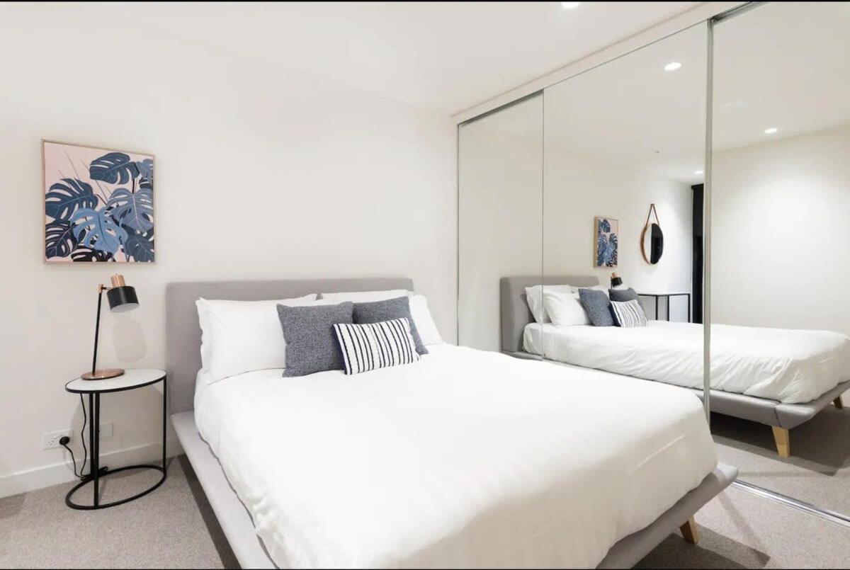 Modern In Flawless Fitzroy+carpark Apartment