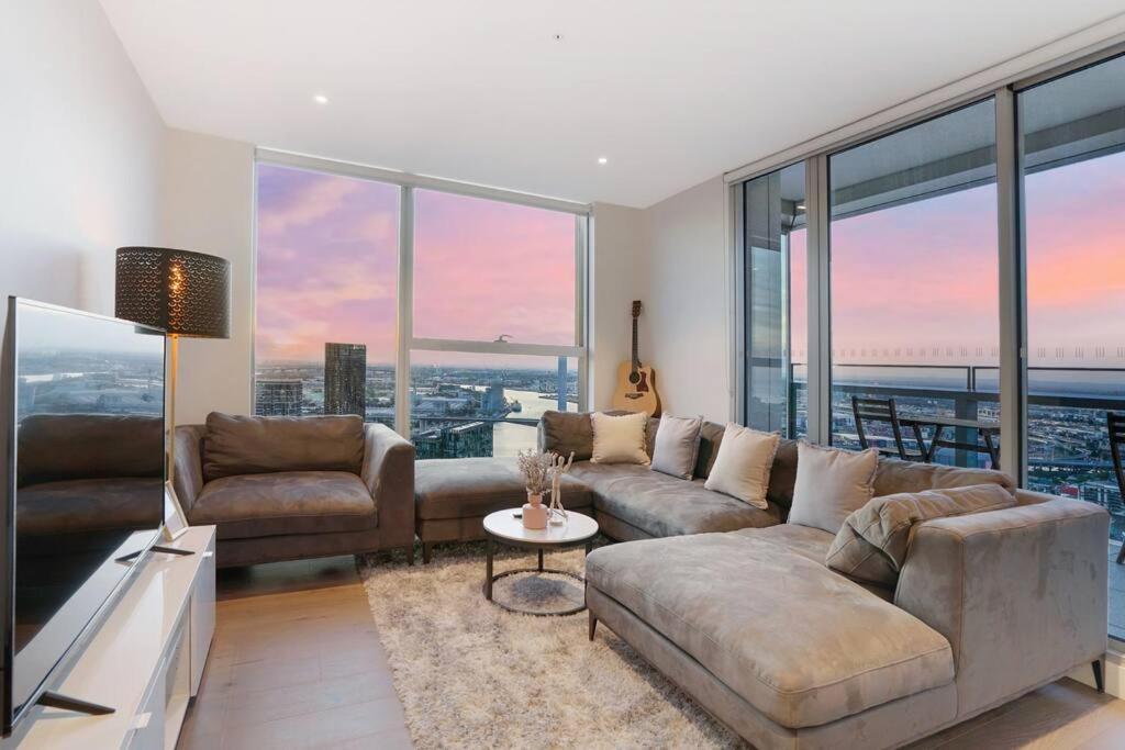 Apartment Sub-penthouse Stunning With Water Frontage 3b2b1c