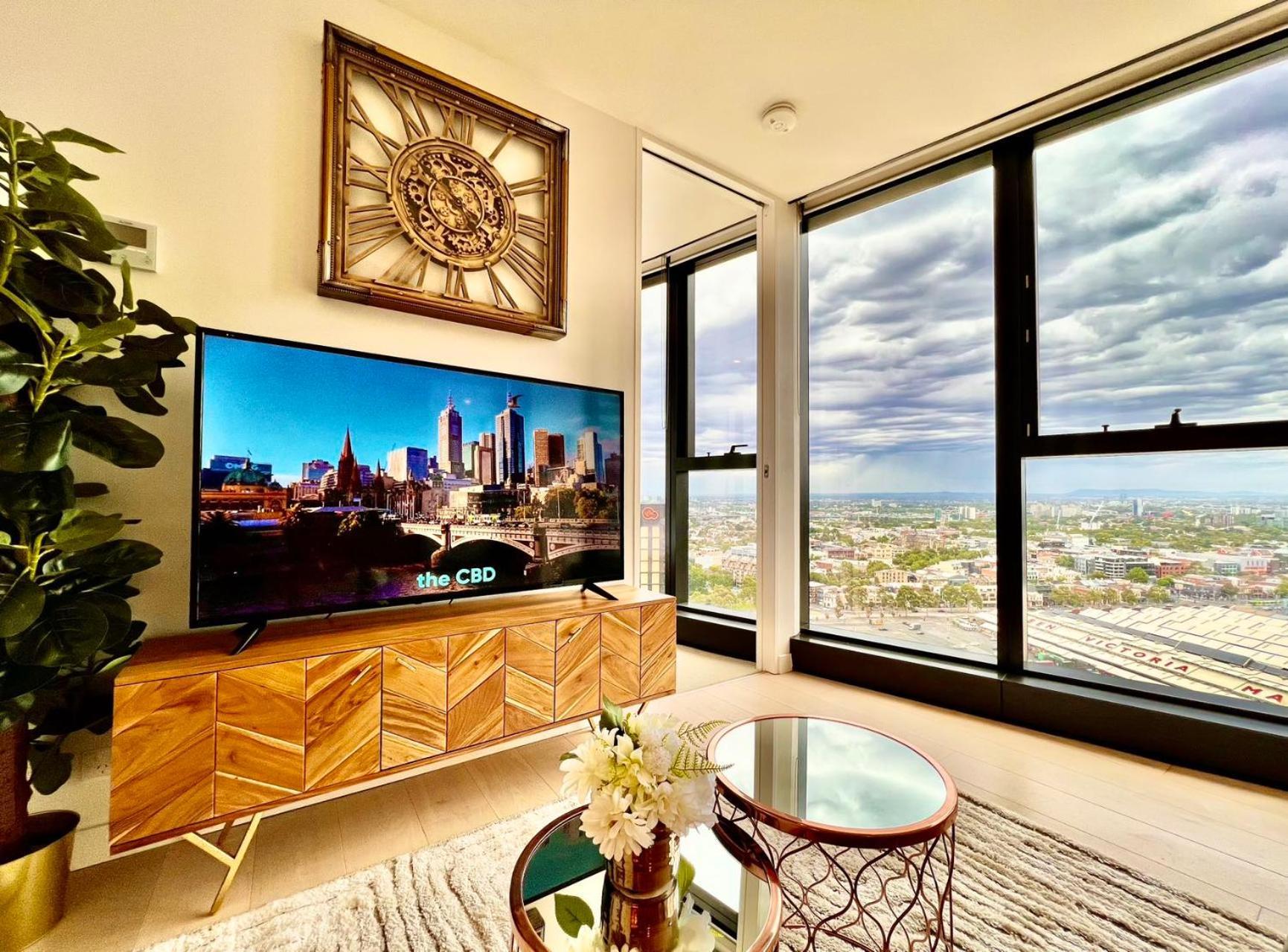 Apartment Highrise Location 2 Bedrooms & 2 Bathrooms *