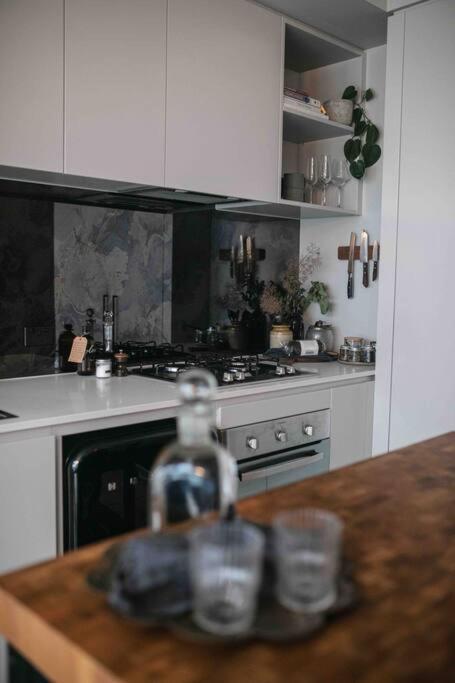 Apartment Luxury Sanctuary - Revel & Hide