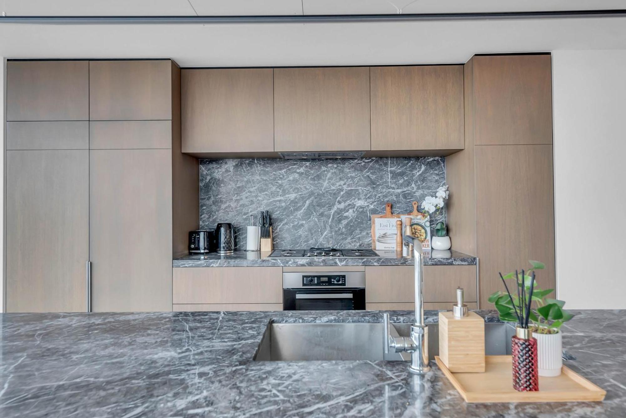 Luxe Panoramic 3 Bedroom Penthouse With Onsite Parking
