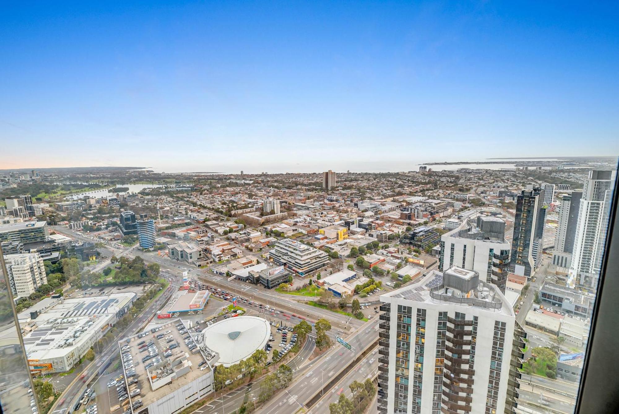 Apartment Luxe Panoramic 3 Bedroom Penthouse With Onsite Parking *