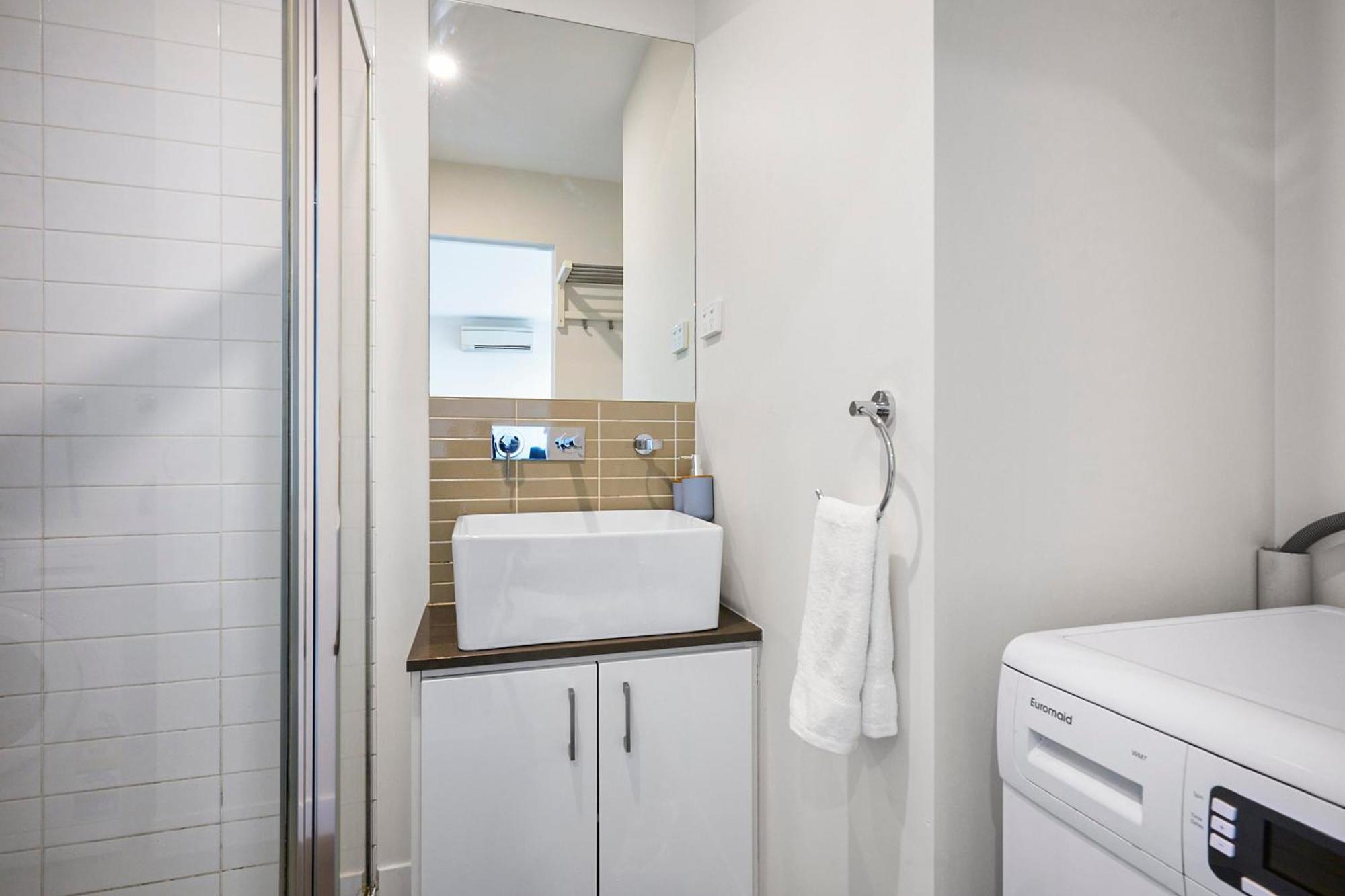 Apartment Luxe Lonsdale - Your City Retreat In