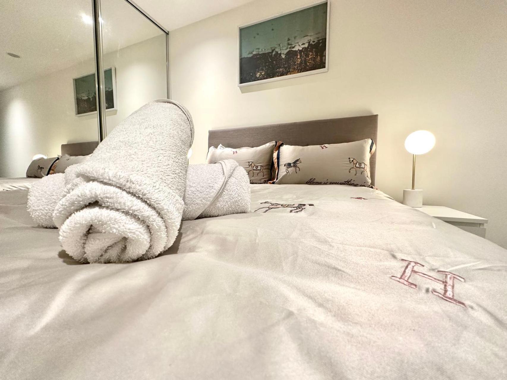 Apartment 2b1b Cozy Near Train Station + Free Parking! *