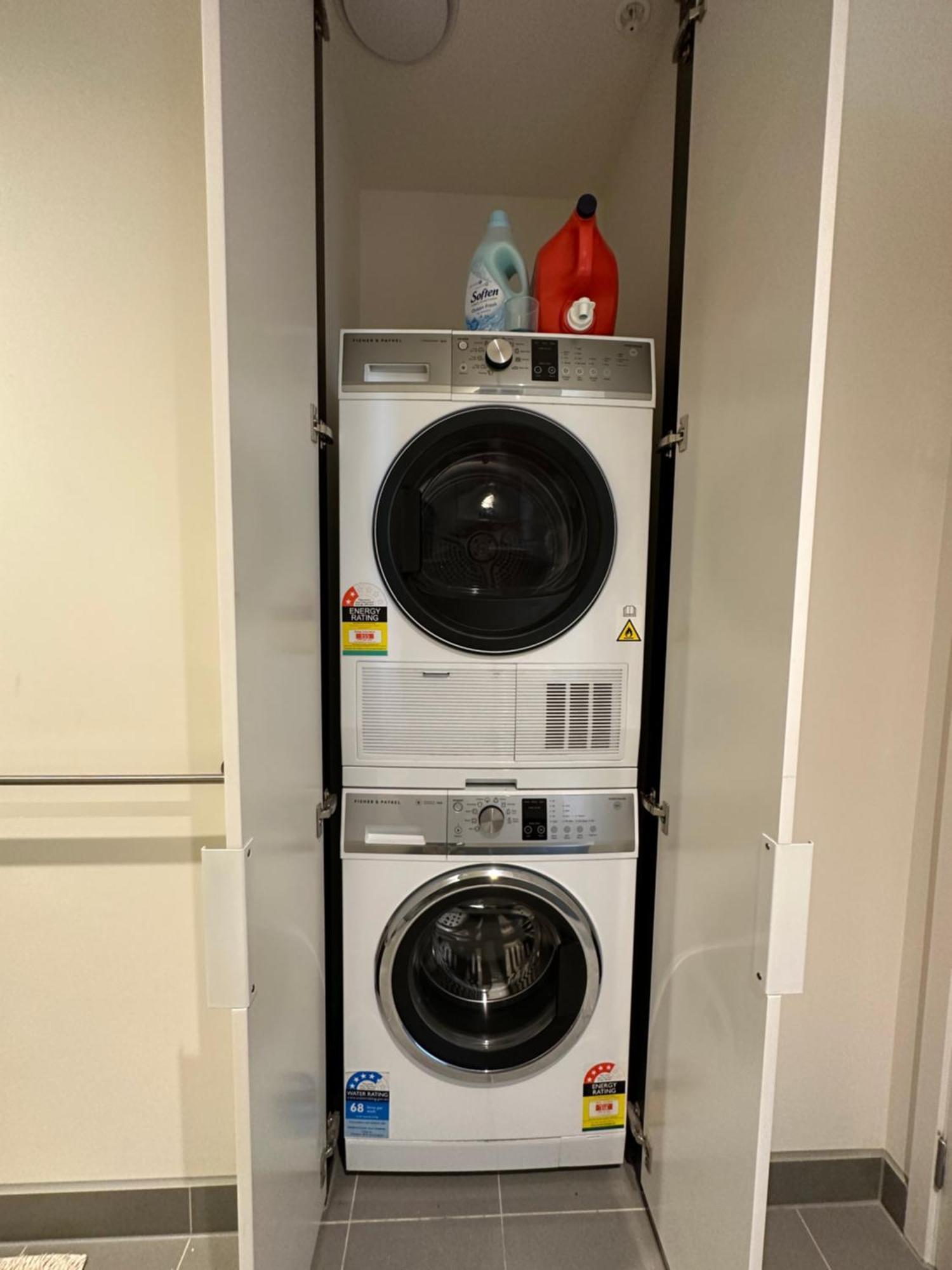 2b1b Cozy Near Train Station + Free Parking!