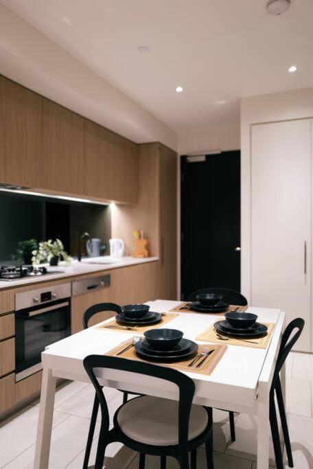 Apartment Stylish In Cbd - Pool, & Sauna Melbourne
