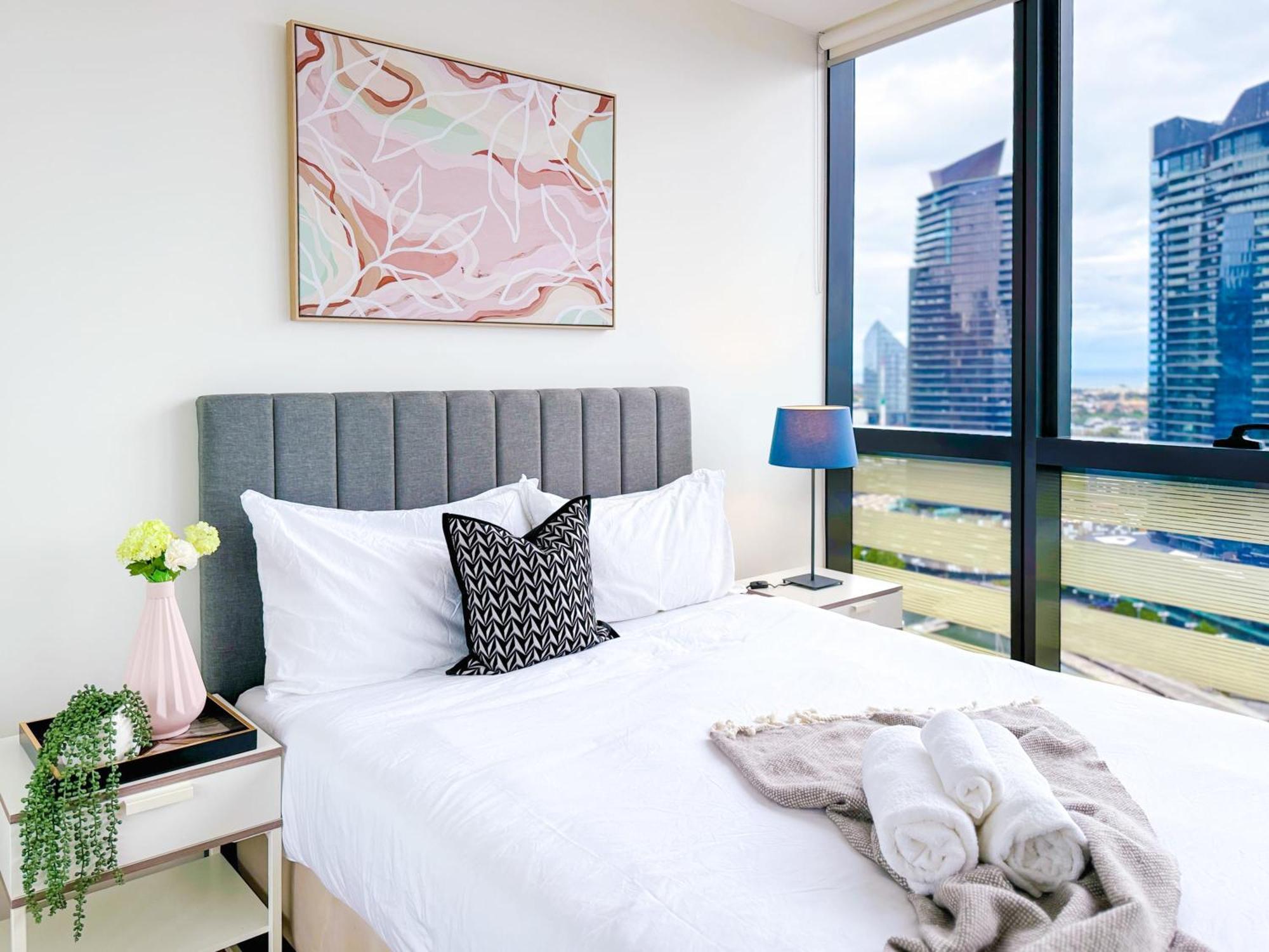 Brilliant Victoria Harbour Waterfront Apartment *