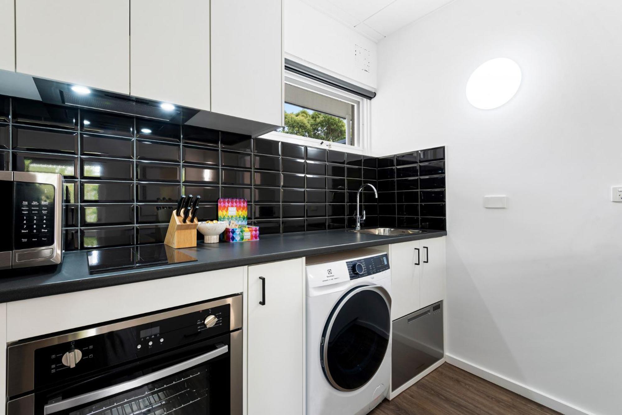 Tasteful 1-bed With Balcony Seating Apartment *