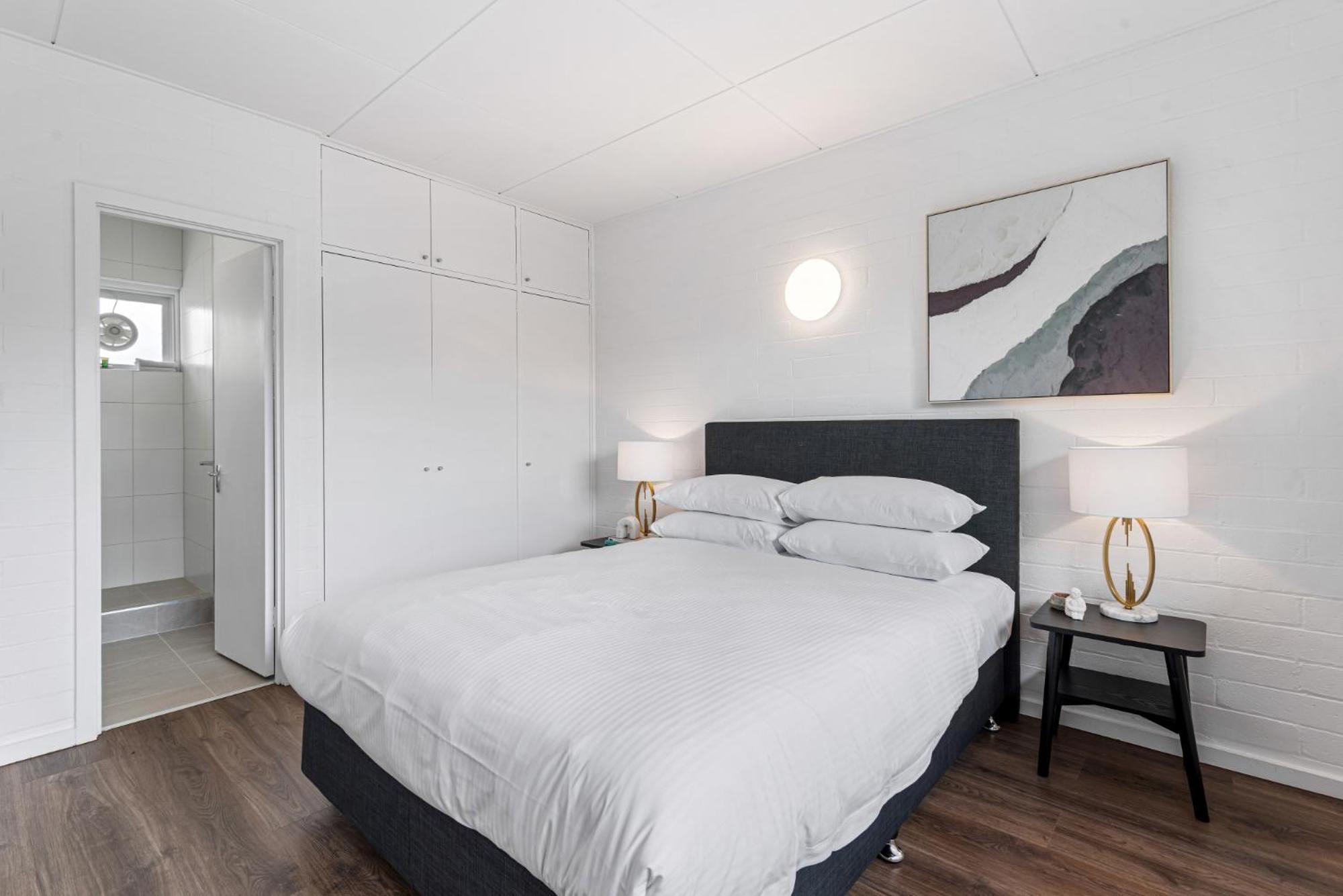 Tasteful 1-bed With Balcony Seating Melbourne