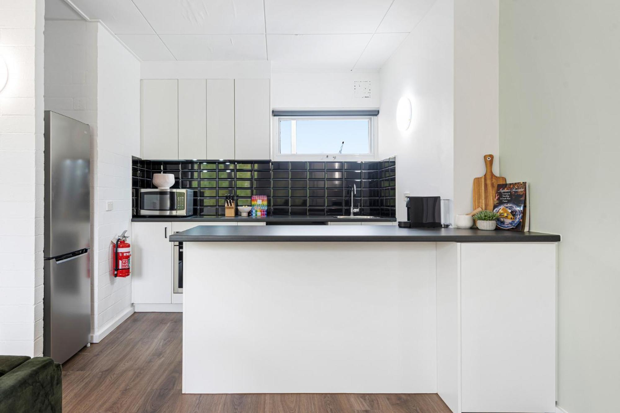 Tasteful 1-bed With Balcony Seating Apartment