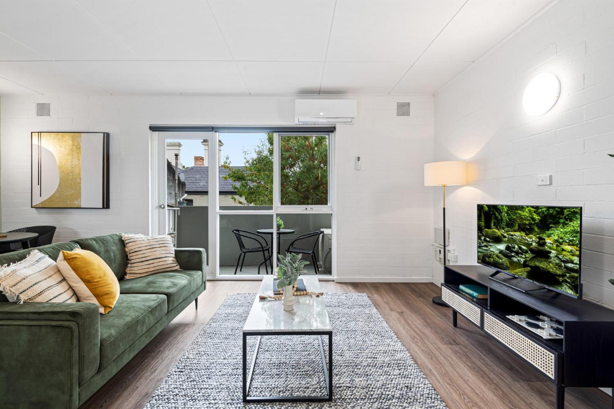 Apartment Tasteful 1-bed With Balcony Seating Melbourne