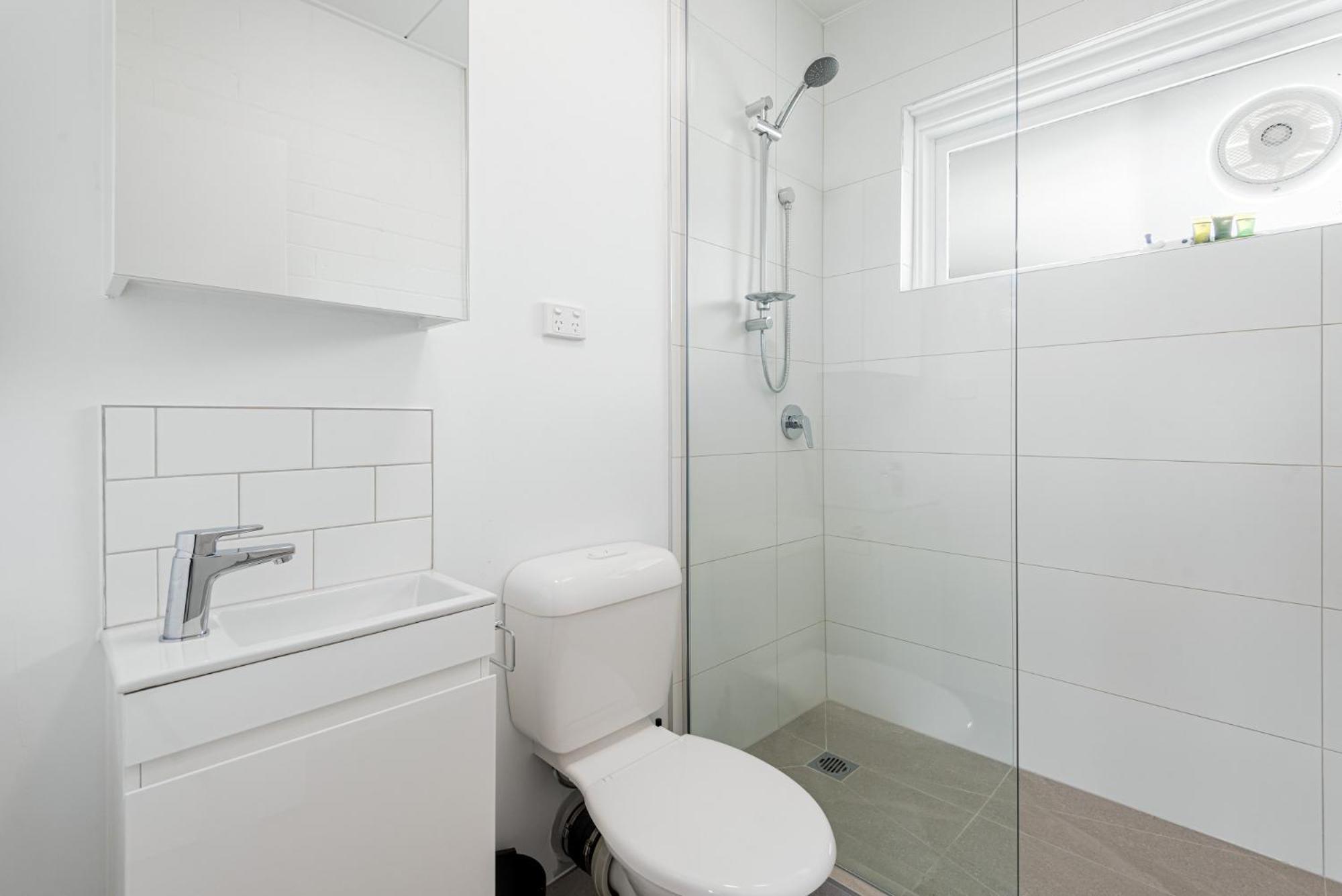 Apartment Tasteful 1-bed With Balcony Seating Melbourne