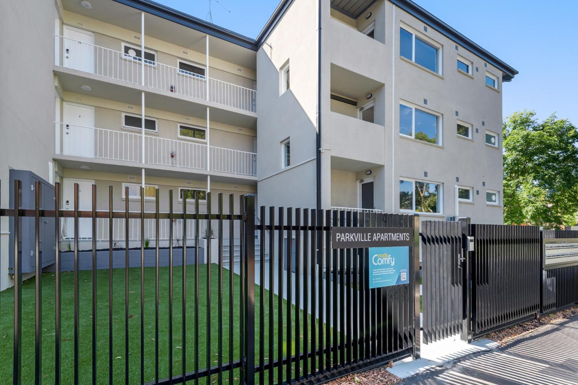 Tasteful 1-bed With Balcony Seating *