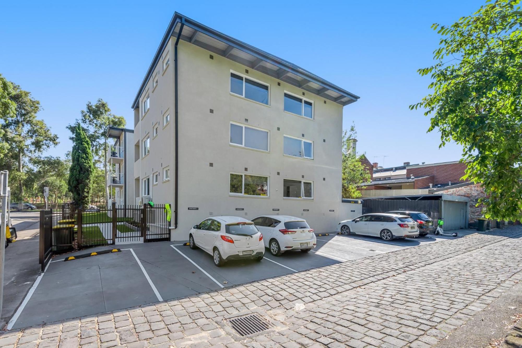 Tasteful 1-bed With Balcony Seating Apartment *