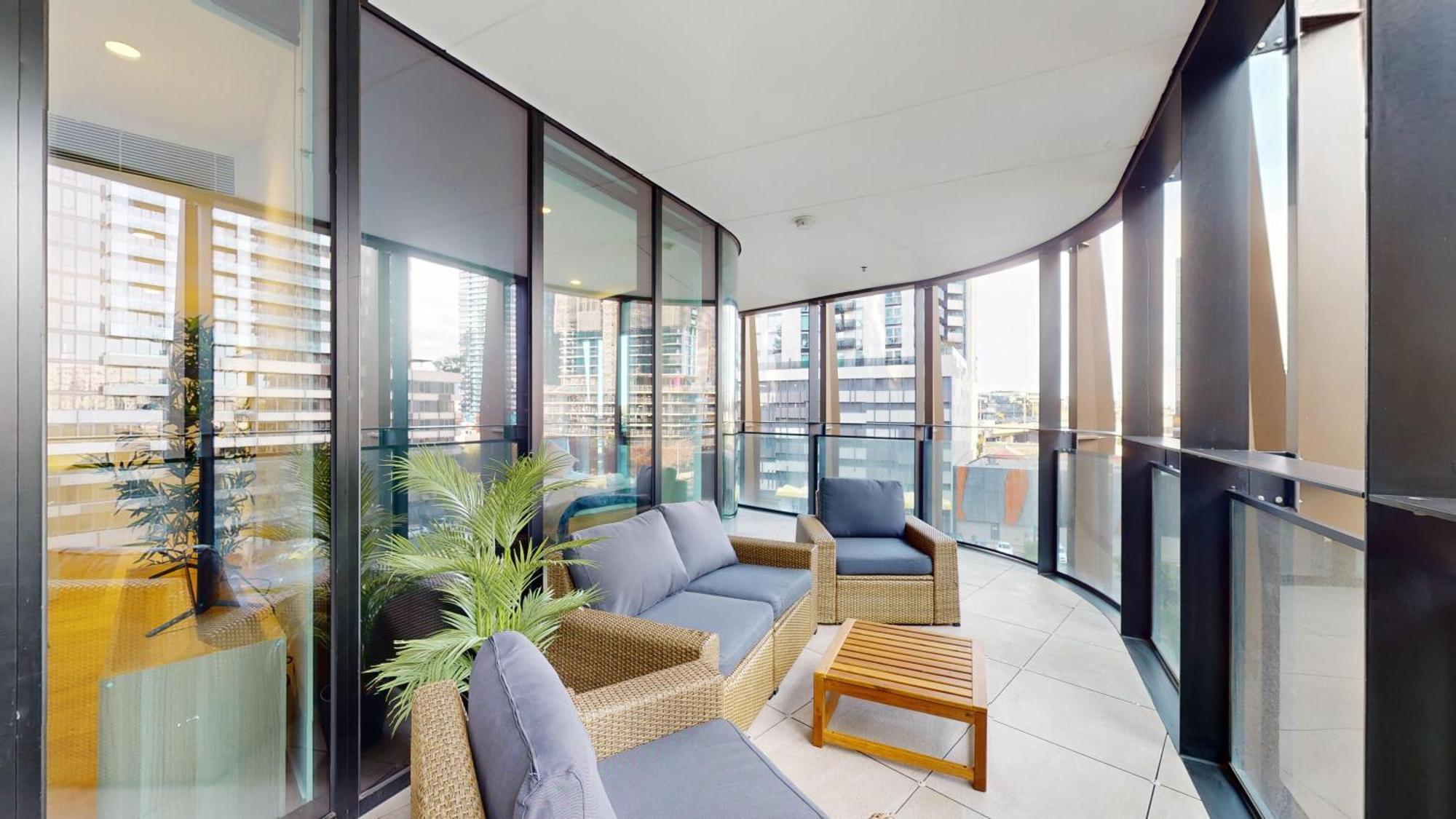 Square Apartment *