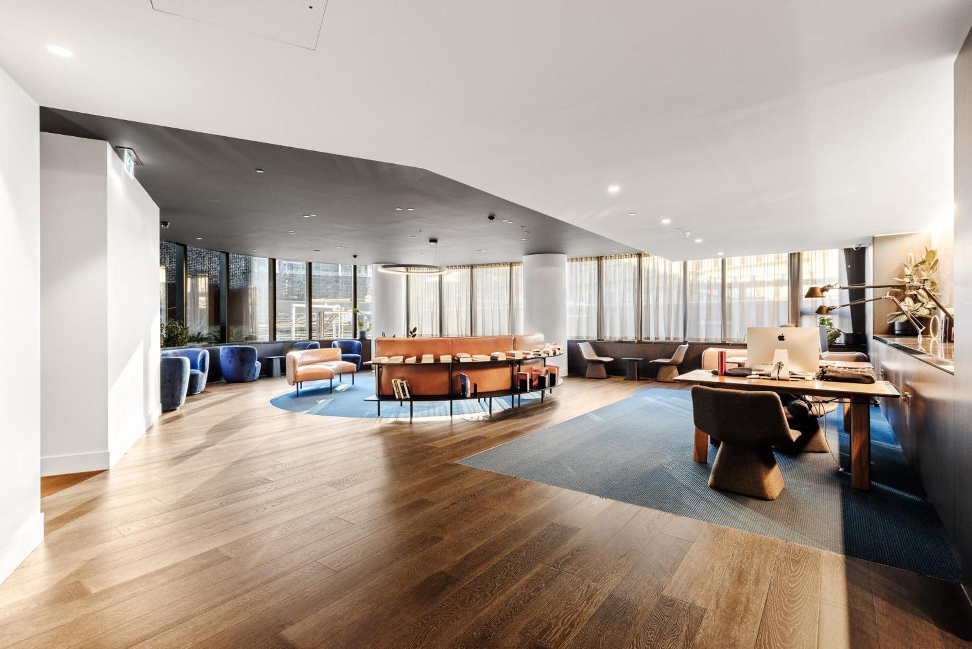 Convenient One Bedroom In Docklands Apartment *