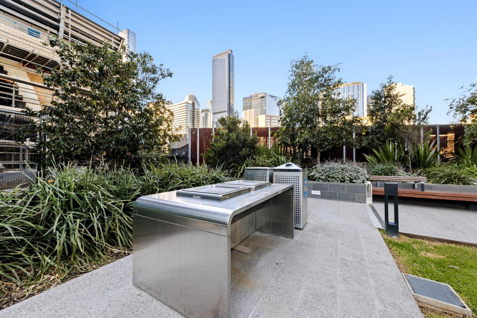 Convenient One Bedroom In Docklands Apartment *