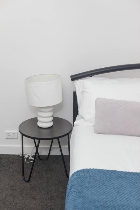 Apartment 'skyscape 22' City-fringe Retreat Moments From Cbd Melbourne