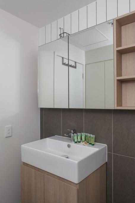 Apartment 'skyscape 22' City-fringe Retreat Moments From Cbd *