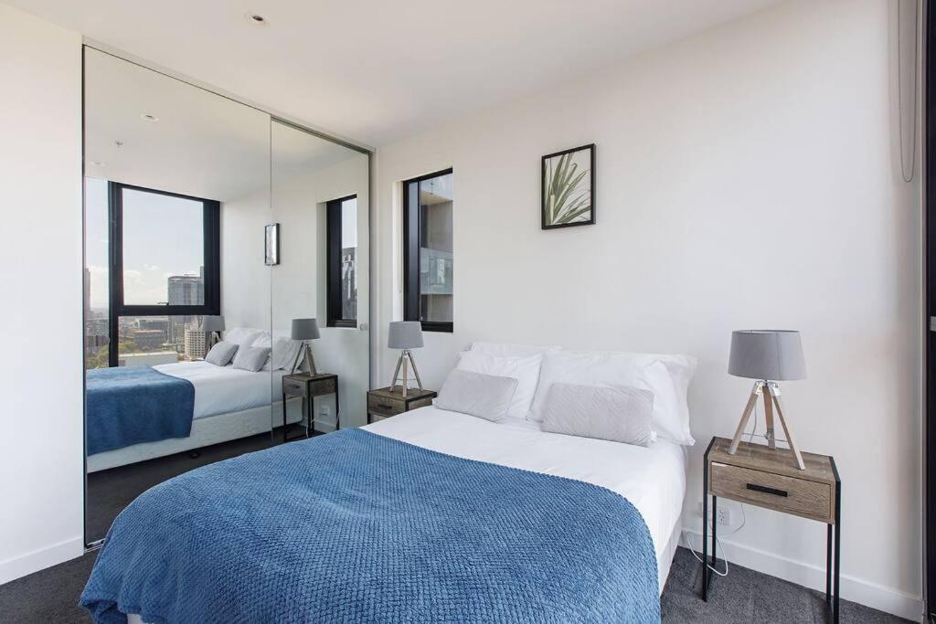 Apartment 'skyscape 22' City-fringe Retreat Moments From Cbd Melbourne