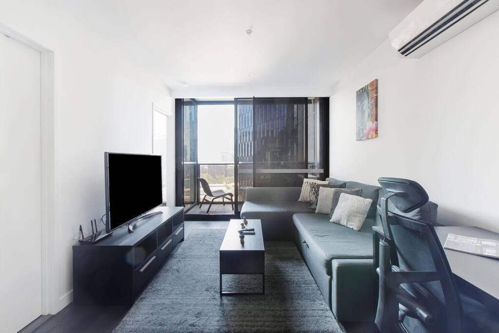 Apartment 'skyscape 22' City-fringe Retreat Moments From Cbd