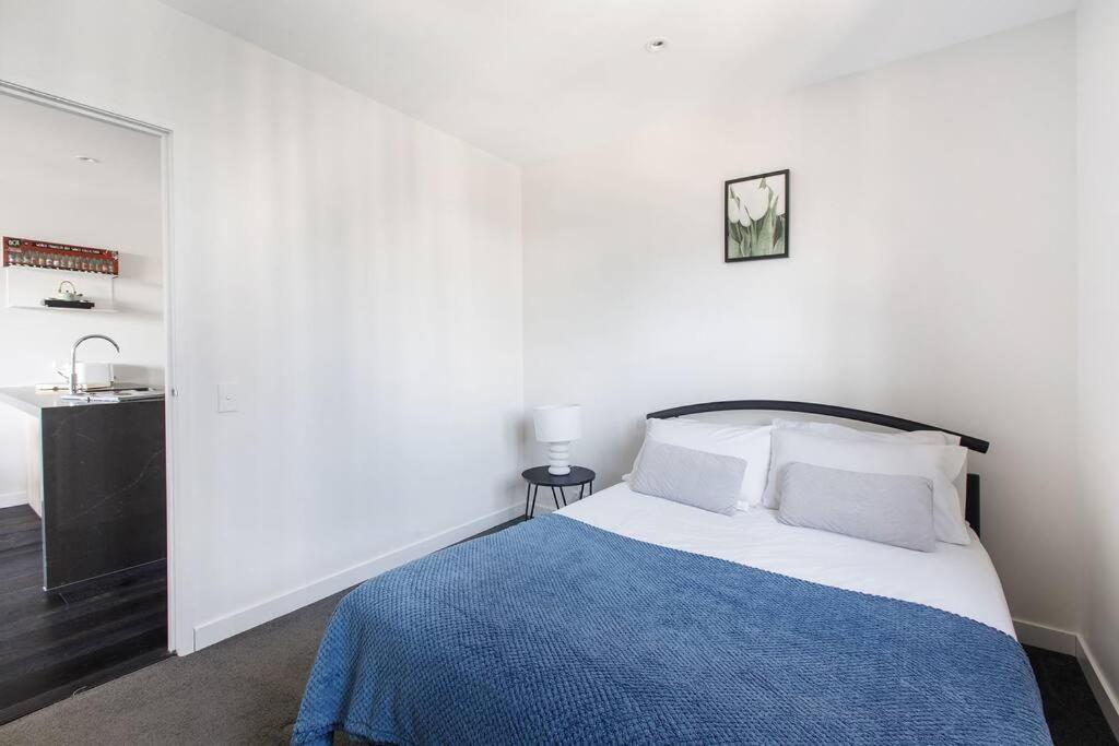 'skyscape 22' City-fringe Retreat Moments From Cbd Apartment Melbourne