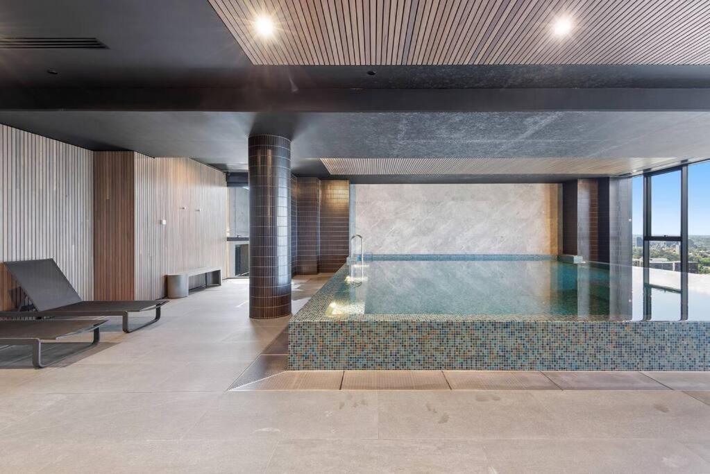 Apartment 'skyscape 22' City-fringe Retreat Moments From Cbd Melbourne