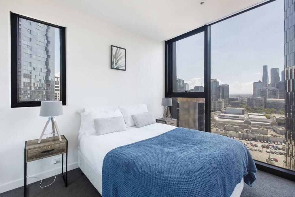 Apartment 'skyscape 22' City-fringe Retreat Moments From Cbd Melbourne