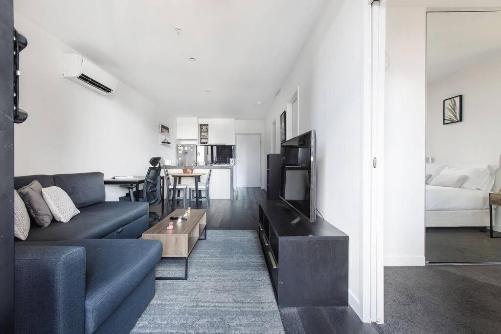 'skyscape 22' City-fringe Retreat Moments From Cbd