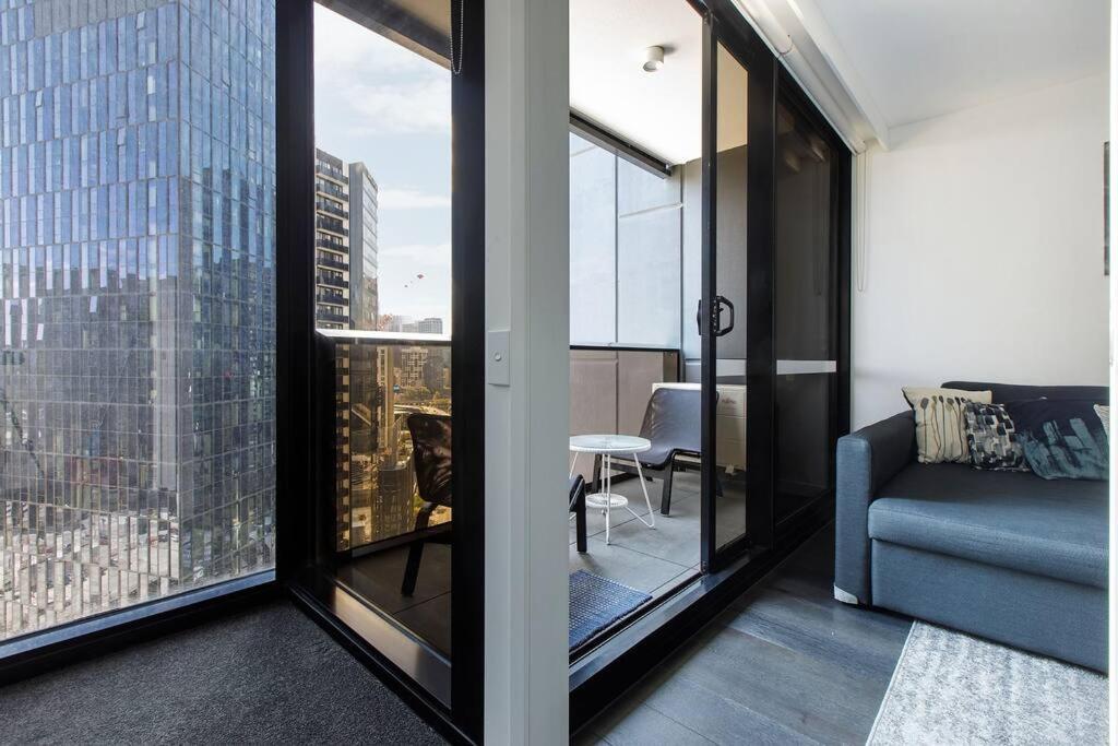 Apartment 'skyscape 22' City-fringe Retreat Moments From Cbd