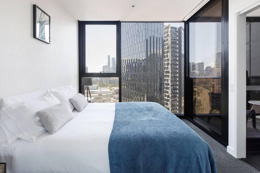 'skyscape 22' City-fringe Retreat Moments From Cbd Apartment Melbourne