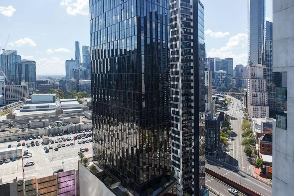 'skyscape 22' City-fringe Retreat Moments From Cbd