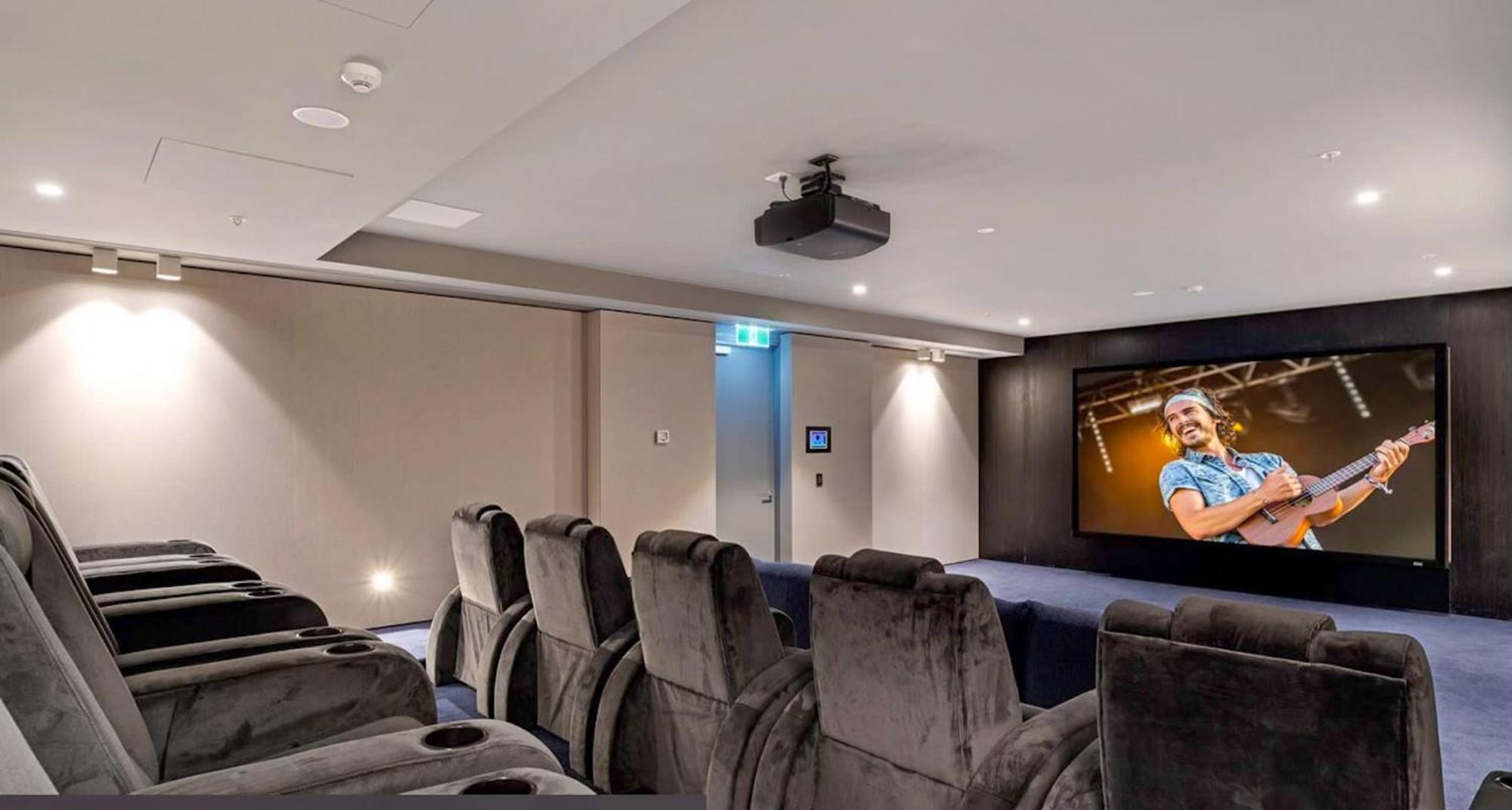 Apartment Spectacular 3-bedroom Penthouse With Private Lift On St Kilda Rd Melbourne