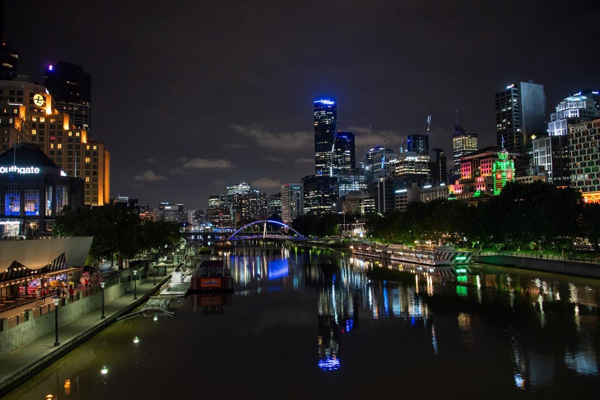Apartment Spectacular 3-bedroom Penthouse With Private Lift On St Kilda Rd *
