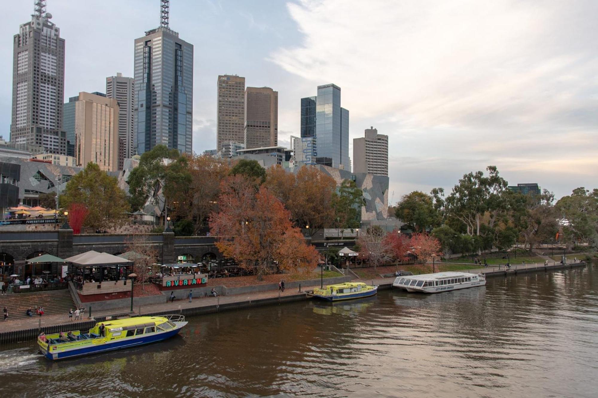 Spectacular 3-bedroom Penthouse With Private Lift On St Kilda Rd Apartment *