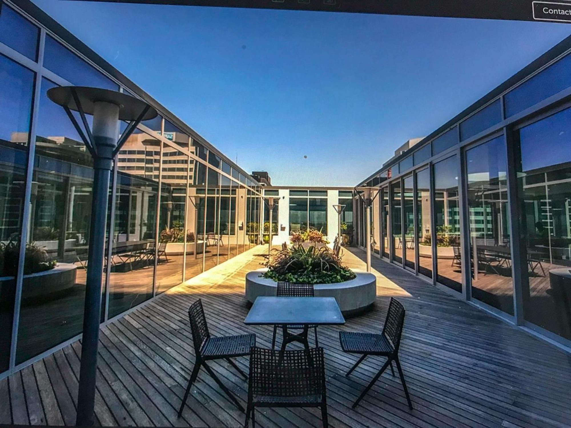 Apartment Spectacular 3-bedroom Penthouse With Private Lift On St Kilda Rd *