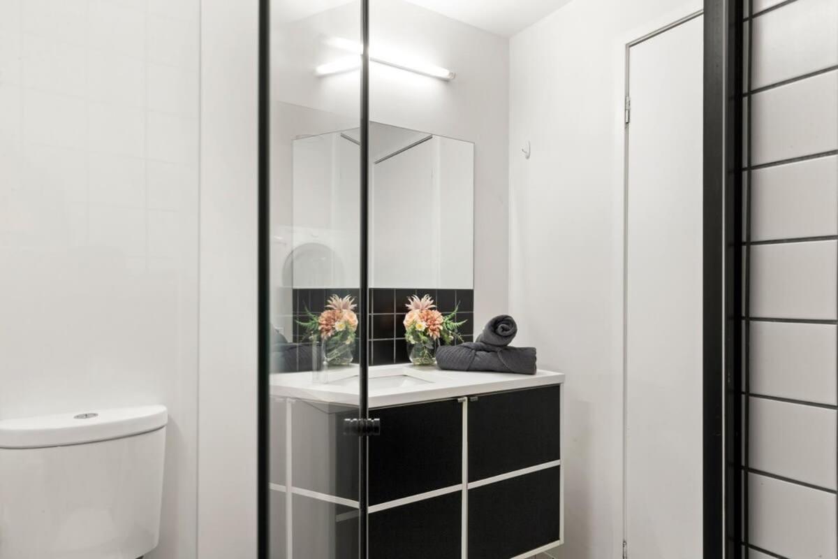 A Chic 2br Near Free Parking