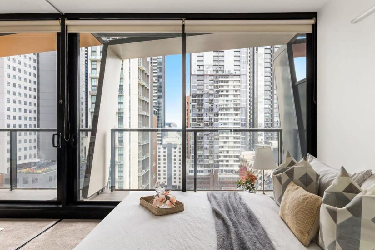 A Chic 2br Near Free Parking Apartment *