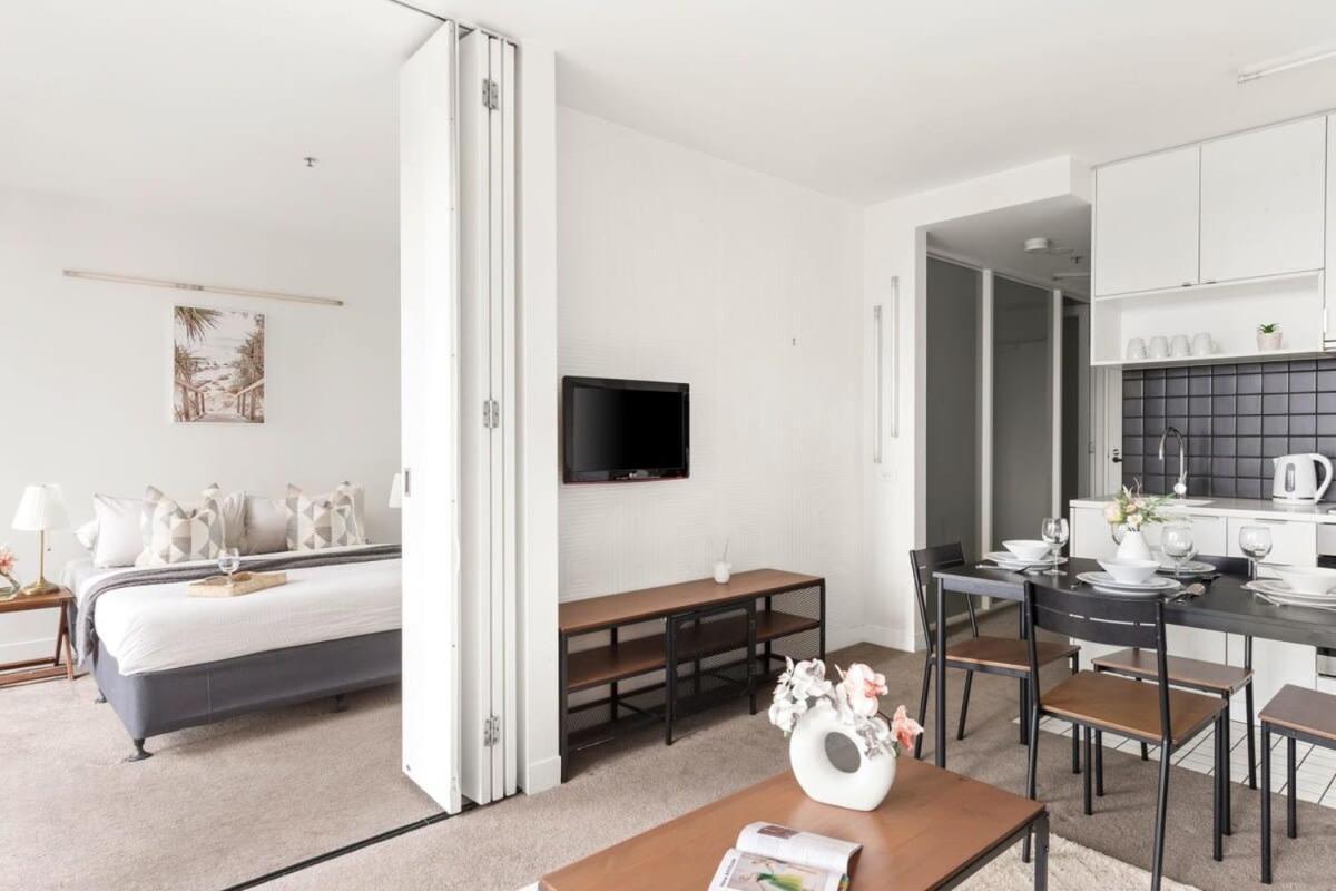 A Chic 2br Near Free Parking Melbourne