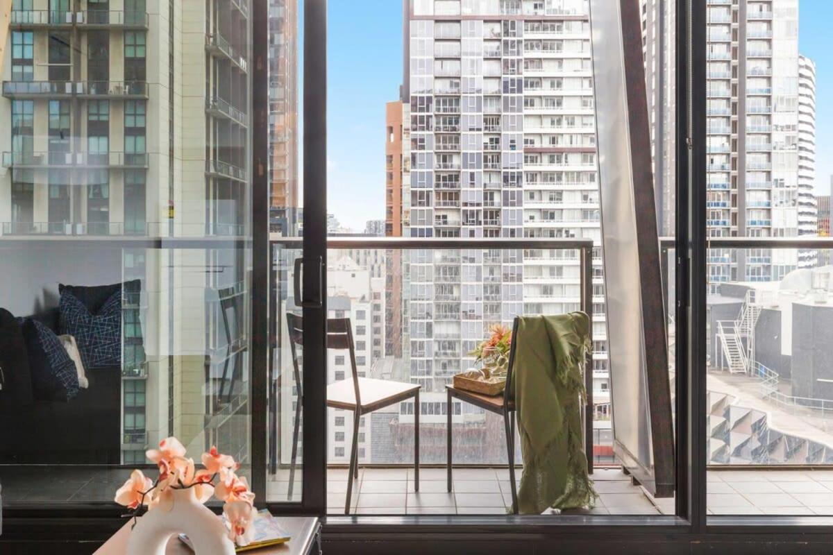 A Chic 2br Near Free Parking Apartment