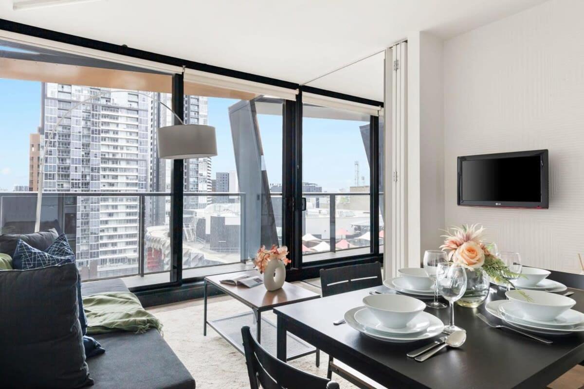 A Chic 2br Near Free Parking