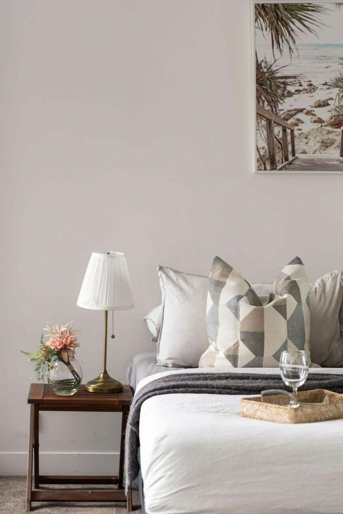 A Chic 2br Near Free Parking Apartment