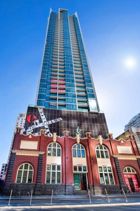Lonsdale St Cbd Family With Free Parking Melbourne