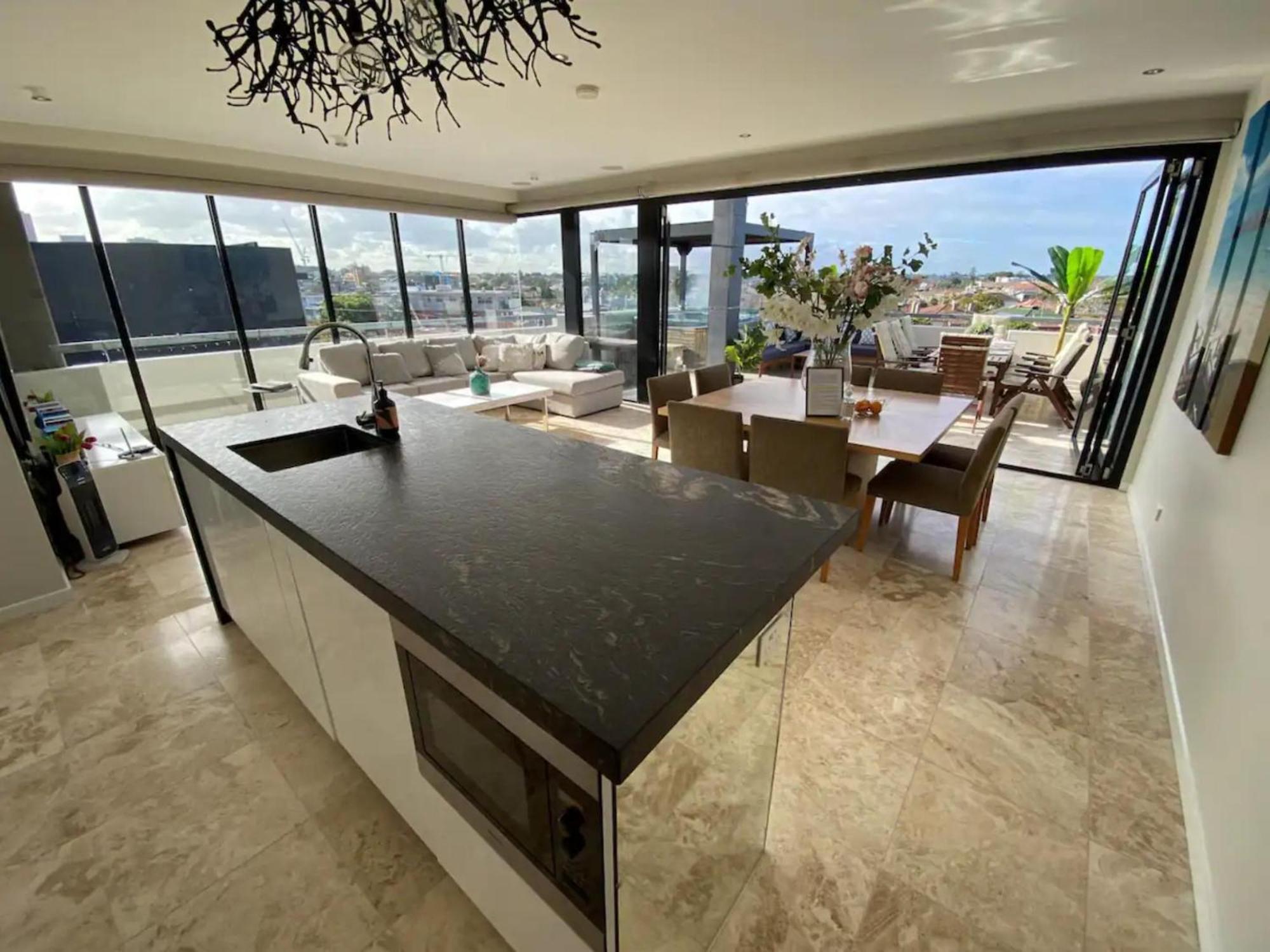 Modern 2bed Penthouse In St Kilda With Parking & Apartment