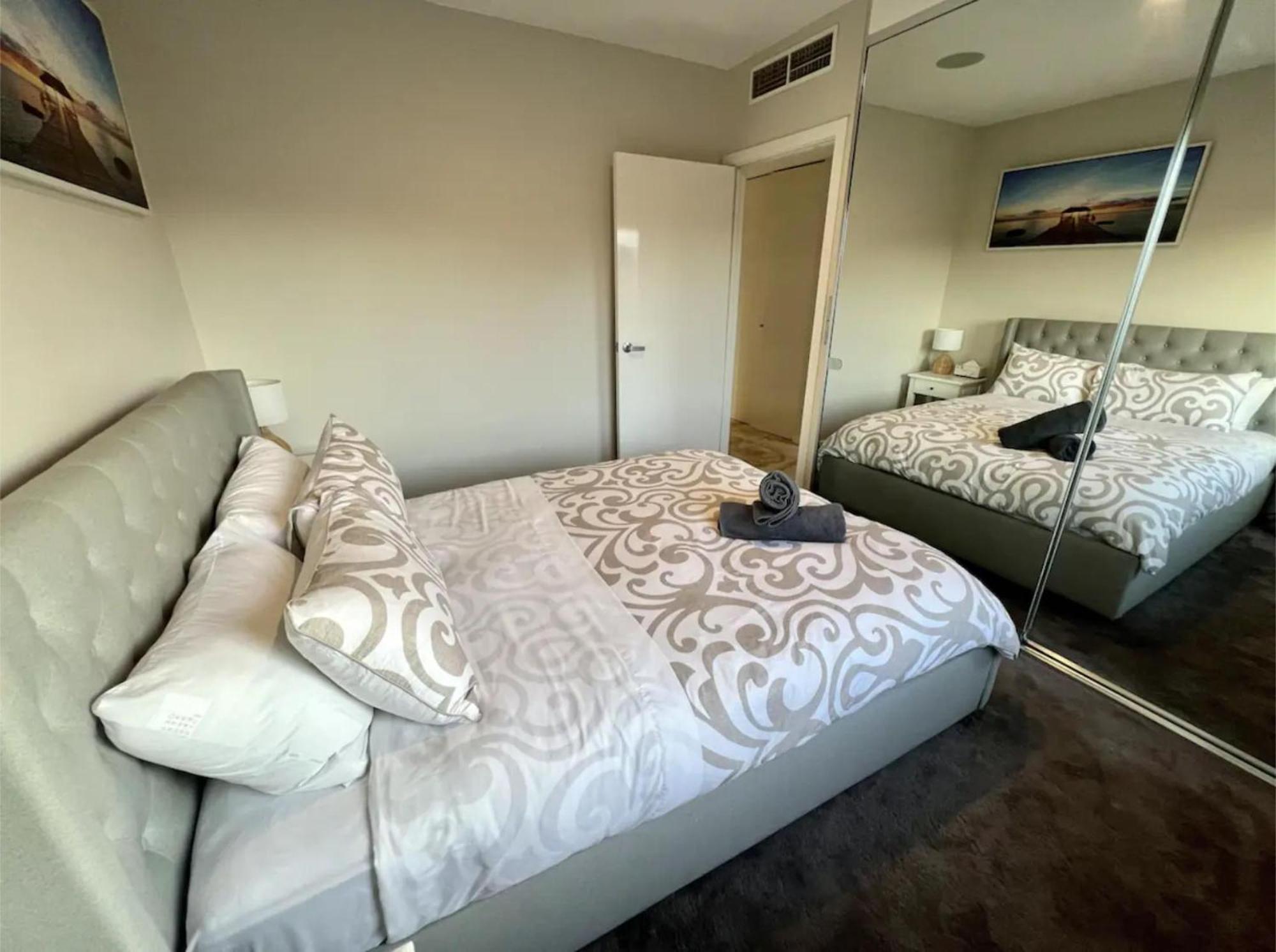 Modern 2bed Penthouse In St Kilda With Parking & *