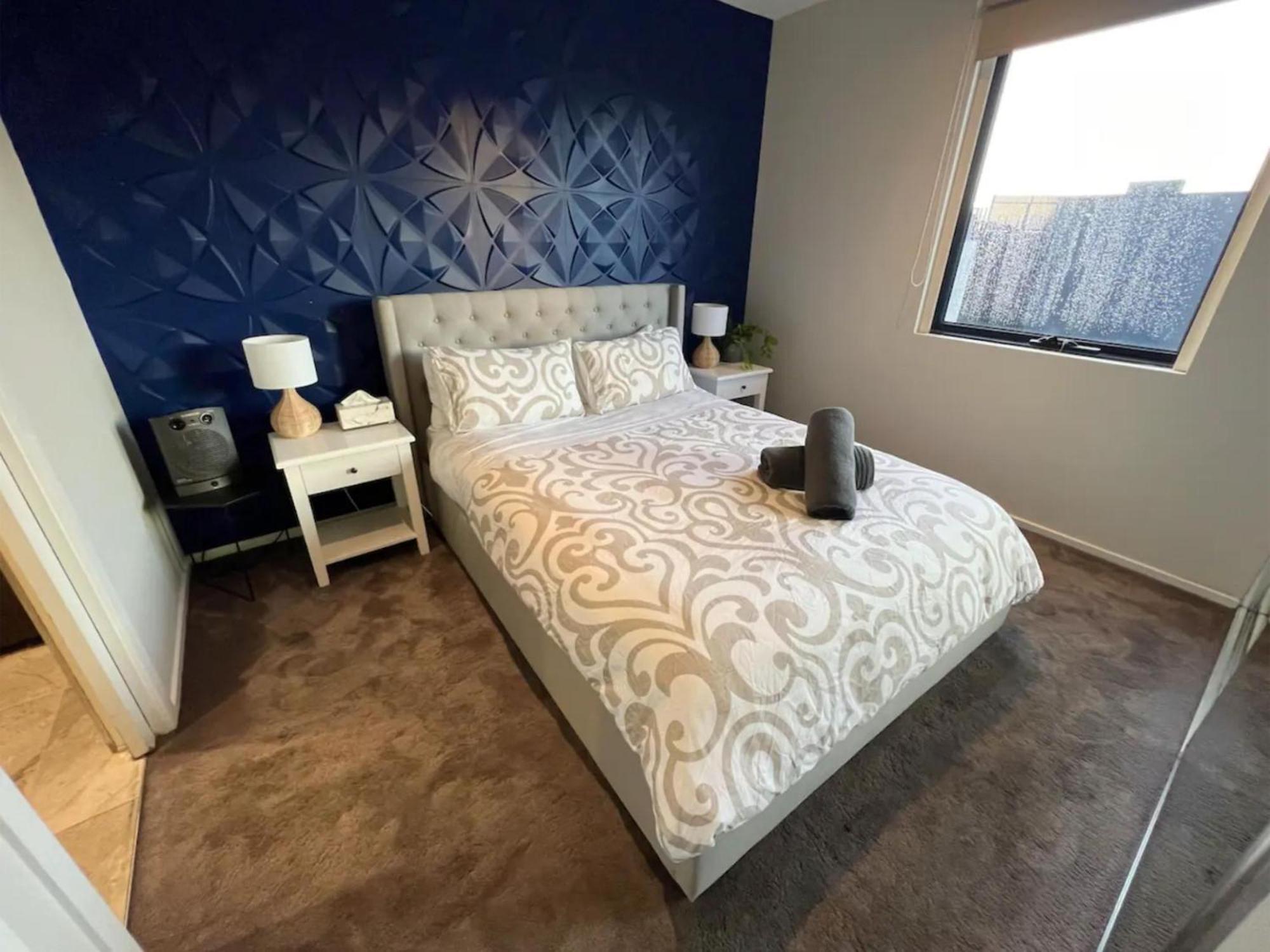 Modern 2bed Penthouse In St Kilda With Parking &