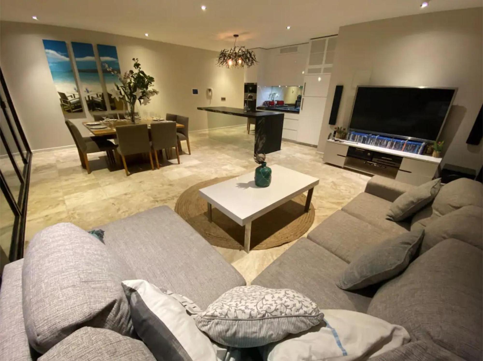 Modern 2bed Penthouse In St Kilda With Parking & Apartment