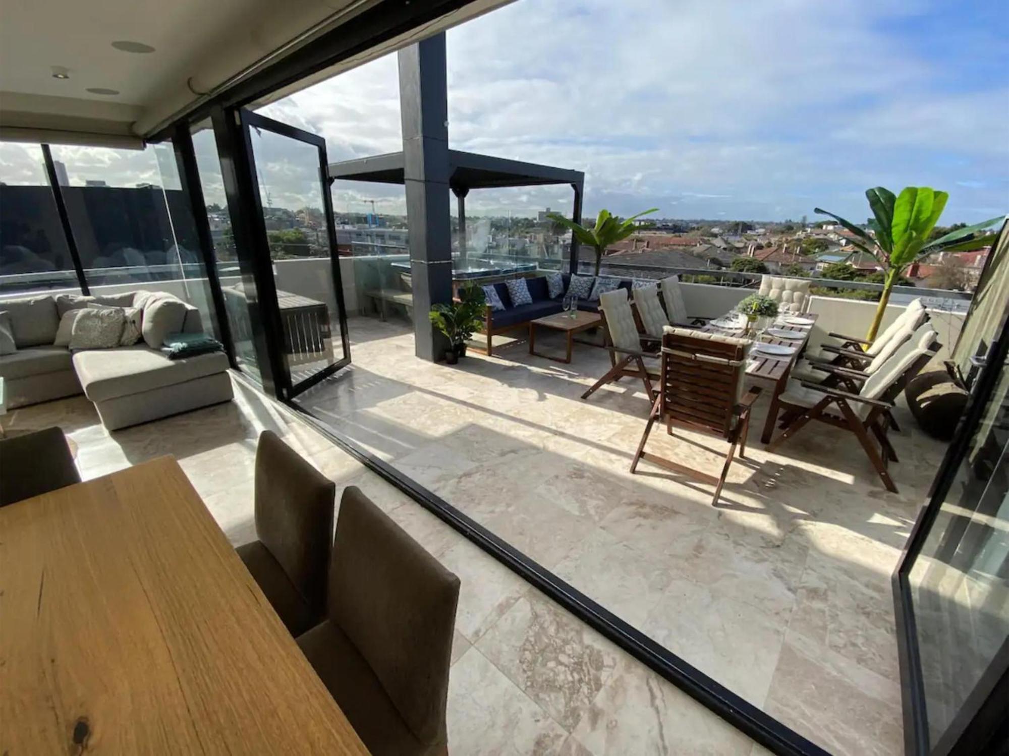 Modern 2bed Penthouse In St Kilda With Parking & *