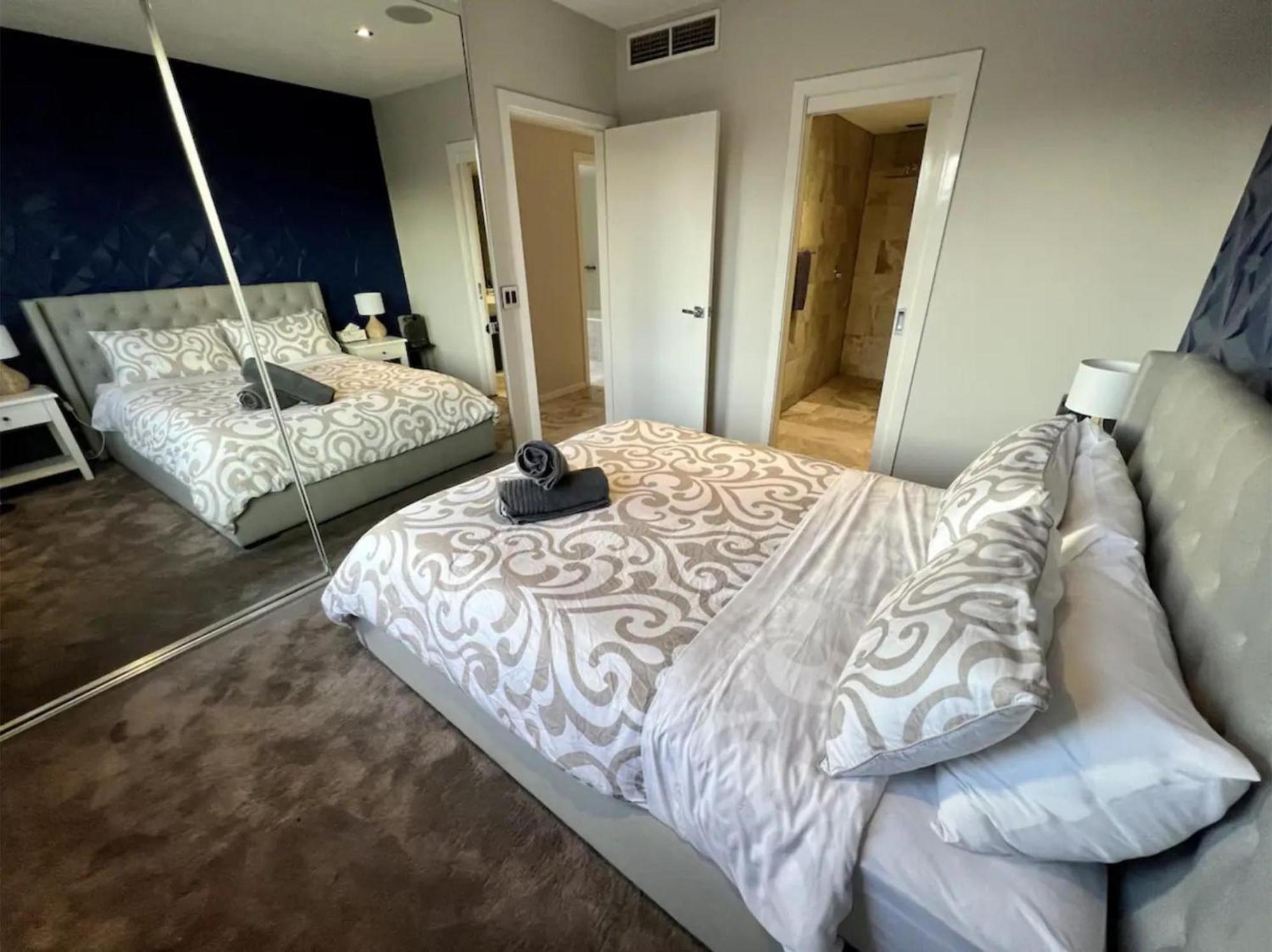Modern 2bed Penthouse In St Kilda With Parking &